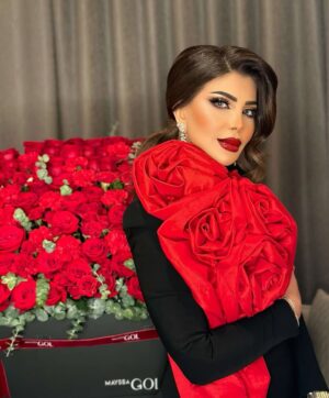 Elham Al Fadalah Instagram - وفي حُبِ الوردِ .. قلبي انعقد 🌹

اطلالتي بلمسات صالوني #امبرس_بيوتي

EMPRESS BEAUTY SALON
مكياج @khluood_artist 
تسريحة شعر @empreess.saloon