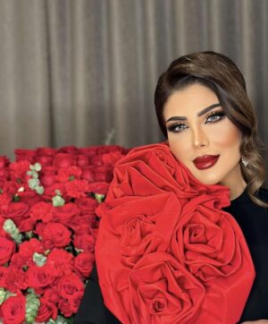 Elham Al Fadalah Instagram - وفي حُبِ الوردِ .. قلبي انعقد 🌹

اطلالتي بلمسات صالوني #امبرس_بيوتي

EMPRESS BEAUTY SALON
مكياج @khluood_artist 
تسريحة شعر @empreess.saloon