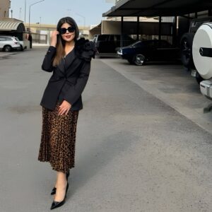 Elham Al Fadalah Instagram - هب البراد وزانت النفسية .. ويازين الشتا وهدومه 🧥
@shein_ar @sheinofficial 

استغلوا خصومات البلاك فرايدي اللي مسوينها شي ان على ملابس الشتا اللي نسبة الخصم فيها تصل الى 90% .. من كثر ما ملابسهم تينن احترت شنو اخذ وشنو اخلي .. فاخترت لكم هذه التنسيقات الشتوية الجميلة وارقام القطع مكتوبة تحت، وكود خصمي يخصم لكم خصم اضافي فوق خصومات البلاك فرايدي :

كود الخصم الاضافي: 
ELHAM

ارقام القطع:

842553
38649715
43157585
26757338
43411035
41942435

#SHEINblackfriday
#ad #الهام_الفضاله #winteroutfit