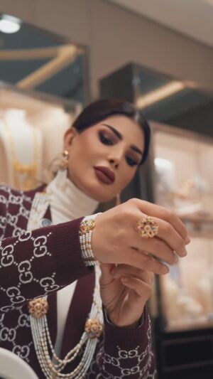 Elham Al Fadalah Instagram - مجوهرات الجوهرة المعنى الحقيقي للمجوهرات الراقية والفخمة .. ونزل عندهم الكولكشن الرمضاني الجديد .. تلاقون عندهم مجوهرات لكل مناسبة ولكل ذوق 

@jawharajewellery_kuwait
