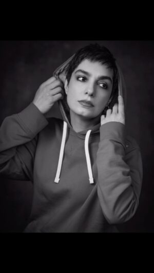 Elika Abdolrazzaghi Instagram - پرکن پياله را
كاين آب آتشين
ديريست ره به حال خرابم نمي برد
اين جامها
كه در پي هم مي شود تهي
درياي آتش است كه ريزم به كام خويش
گرداب مي ربايد و آبم نمي برد
..... 
من با سمند سركش و جادويي شراب
تا بيكران عالم پندار رفته ام
تا دشت پر ستارة انديشه هاي ژرف
تا مرز ناشناختة مرگ و زندگي
تا كوچه باغ خاطره هاي گريز پا
تا شهر يادها
ديگر شراب هم جز تا كنار بستر خوابم نمي برد
پر كن پياله را

..... 
هان اي عقاب عشق
از اوج قله هاي مه آلوده دور دست
پرواز كن به دشت غم انگيز عمر من
آنجا ببر مرا
كه شرابم نمي برد
آن بي ستاره ام كه عقابم نمي برد

..... 
در راه زندگي
با اين همه تلاش و تقلا و تشنگي
با اين كه ناله ميكشم از دل
كه آب! آب!
ديگر فريب هم به سرابم نمي برد
پر كن پياله را ...!

فریدون مشیری
عکس را محمود نازنین برداشته@mpmclub