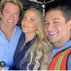 Elizabeth Berkley Instagram - #imsoexcites to see you guys with my #friendsforever❤️ @mariolopez and #markpaulgosselaar in Hartford, CT  next weekend at #90scon . Get tix for photos, panel etc . #jessie #slater #zack @thats4ent @_connecttalent_ 🥰🥰 #friends #love #bff #powerhousepreppies #buddybands 
March 28,29,30