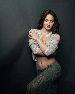 Actress Elli AvrRam HD Photos and Wallpapers March 2025