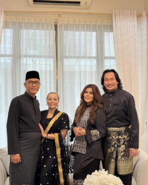 Emelda Rosemila Instagram - Our Small family ❤️❤️❤️ siblings ❤️❤️❤️❤️,Salam Aidilfitri ❤️❤️❤️
@emeldarosemila @adlinamanramlie @edrarafaeladlin @feaeryssaa @erryrezza @rynsariena @edrien_miqael @elysha_xandrea #mamaclan #raya2025