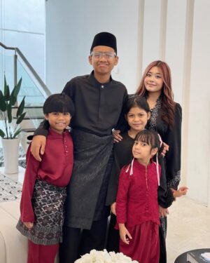 Emelda Rosemila Instagram - Our Small family ❤️❤️❤️ siblings ❤️❤️❤️❤️,Salam Aidilfitri ❤️❤️❤️
@emeldarosemila @adlinamanramlie @edrarafaeladlin @feaeryssaa @erryrezza @rynsariena @edrien_miqael @elysha_xandrea #mamaclan #raya2025