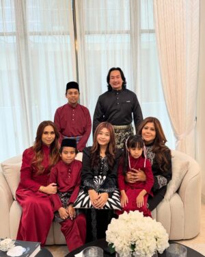 Emelda Rosemila Instagram - Our Small family ❤️❤️❤️ siblings ❤️❤️❤️❤️,Salam Aidilfitri ❤️❤️❤️
@emeldarosemila @adlinamanramlie @edrarafaeladlin @feaeryssaa @erryrezza @rynsariena @edrien_miqael @elysha_xandrea #mamaclan #raya2025