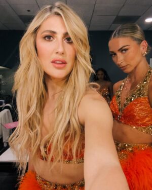 Emma Slater Instagram - Ready for Ilona?!!! It’s @ilonamaher’s first show on #DWTS tour and I’m ready to watch this Femininomenon 🤩🔥🔥🔥🔥🔥☄️💥💥💥💥 (photo 4 serve @daniellakaragach)