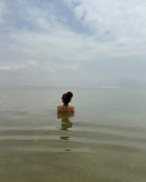 Emmanuelle Chriqui Instagram - Another day another adventure.. after incredible 2 day wedding celebrations this was the perfect way to detox and chill.. A proper 30 min soak in the Dead Sea- the lowest point in the world and and one of the 7 wonders of the world, followed by slathering ourselves in mineral rich mud to continue the detoxification.. then a nap in the car on the way back to Tel Aviv. SO. MUCH. YES 🙏🏽🙏🏽🙏🏽❤️