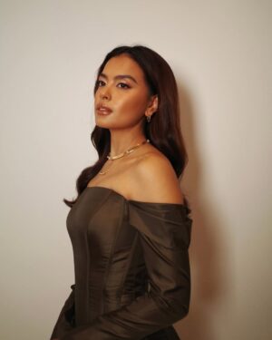 Eva Celia Instagram - I'm letting the gown do the talking 🤎🧡

Styled by @jonathandytan
Dress @jeantirtamarta
Jewelry @bvlgari
Make up @angelikasamara
Hair @picaleva