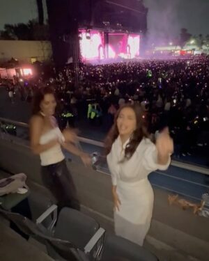 Eva Longoria Instagram - #lmynlworldtour was a 10/10 ✔️ @shakira you are a show woman!!! The energy in CDMX was incredible. My feet still hurt from all the dancing! Te adoro mi Shak💖
