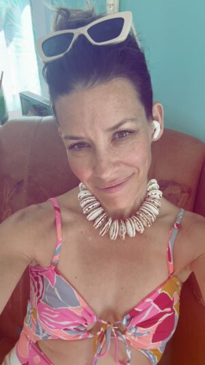 Evangeline Lilly Instagram - I am not trying to convince you of anything. I am only adding my unique, individuated self into the pool of our collective divinity/our collective humanity. ✨💗

#Love #selfexpression #tapestryofhumanity #beauty #natural #human
