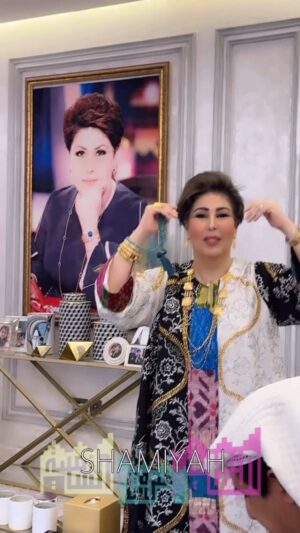 Fajer Alsaeed Instagram - ‏لمحت البارح في بعض التعليقات اعتراض شديد من بعض ⁧‫#العراقيين‬⁩ اننا احتفلنا بضيوفنا العراقيين القادمين للكويت لحضور دورة الخليج 26 في الكويت بأغنيه بعثيه !!! ⁧‫#منصورة_يابغداد‬⁩ غنوها في زمن البعث ولكن ماعلاقة كلامها في ⁧‫#حزب_البعث‬⁩ قبلها بيوم غنينا ⁧‫#هلا_بيك_هلا‬⁩ وكذلك هذي الأغنيه غناها ⁧‫#سعدون_جابر‬⁩ في زمن ⁧‫#حزب_البعث‬⁩ ولم يعترضوا …. !!! 
‏علماً باننا ككويتيين نكره البعث اكثر منكم ولكن لانكره ⁧‫#بغداد‬⁩ ولا العراقيين هذولا جيرانا بينا وبينهم عشره وجيره ومصاهره وهذا خال وهذا ولد عم اهل واخوان … ولكن …تدرون ليش ⁧‫#الذيول‬⁩ و ⁧‫#الاذناب‬⁩ اعترضوا على هذي الاغنيه بالذات ؟!! 
‏لان هذي الاغنيه تمجد ⁧‫#بغداد‬⁩ وهم لايريدون لبغداد لا المجد ولا النصره … ماذا يضايقك عزيزي ⁧‫#العراقي‬⁩ من اي حزب او انتماء فقط كونك عراقي تحمل الجنسيه العراقيه  عندما يغني جارك او أخوك ⁧‫#منصوره_يا_بغداد‬⁩ … وتظلي دايما دوم منصوره يابغداد …. فقط انها غُنيب في زمن البعث هل نلغي التراث الغنائي العراقي الجميل فقط لانه غنوه مطربيه في زمن البعث حرام عليكم هذي فنونكم وتراثكم وما البعث الا حزب زال وغيره الى زوال … ولن تبقى الا العراق شامخه برجالها المحبين … 
‏من قلبي المحب لهذا البلد ادعي واقول يعل بغداد دووووووم منصوره وشعبها منصور ويرزقهم  القادر على كل شي نعمة الأمن والأمان ويتمتعون بخيرات بلادهم التي تحمل من الخيرات والنعم مايجعل المواطن العراقي الاعلى دخل  في العالم ولكن للاسف سوء الإداره وفوضى الميليشيات المسلحه جعلت الدينار العراقي بخيشة دولارات … اتقوا الله في وطنكم فنحن مهما حبينا بلدكم  لن نحب ⁧‫#العراق‬⁩ كحب ⁧‫#العراقي‬⁩ لوطنه ودرددوا معي منصووووووره يابغداد منصووووووره يابغداد .. سمعوا كلام الاغنيه انا باعدتنا حدود وحدتنا وحده دم منصوره يابغداد منصوره يابغداد 🇮🇶 #فجر_السعيد