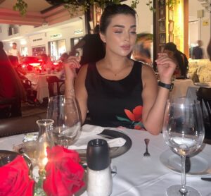 Farah El Fassi Instagram - ♠️❤️♣️ little moments BIG memories 🌹🌹