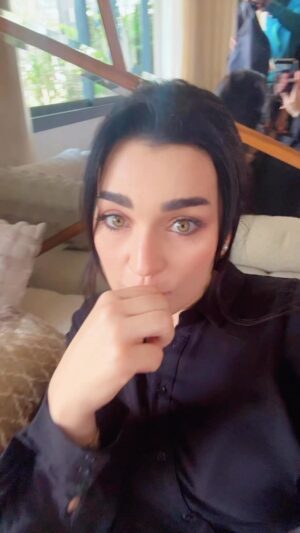 Farah El Fassi Instagram - دائما نص مترو كيكون خالع  بنادم 🤣 واش كاينة ؟؟!!
@wassima.official ♥️🤣 el ghzala 
@hanane.rida 🤣♥️
@safaebaraka🤣♥️
#positivevibes #energy #goodvibes #شكون _كان_إقول
أجواء  تصوير المسلسل رائعة