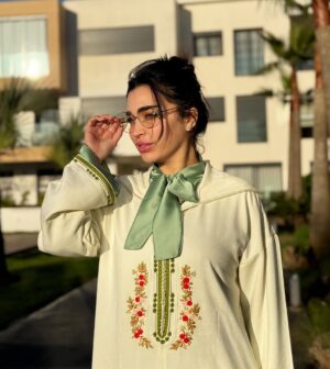 Farah El Fassi Instagram - كُلُّ شيءٍ يسير لِصالحك مهْما بَدا في نظرِك غيْر ذلِك، حكمةُ اللّهِ تتخطَّى فهْمك
No matter how it may seem to you, God's wisdom surpasses your understanding.
جلابة من الإبداع الغالية @elasri_styliste