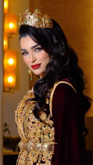 Farah El Fassi Instagram - “شكرًا من القلب لمن جعلوني أشعر أنني أميرة، ليس فقط بما قدموه، بل بالحب والتقدير الذي أحاطوني به… أنتم تاج على رأسي.”
@ziana_maryam_belhani 
@studiokhadijakhandi 
#القفطان_المغربي