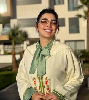Farah El Fassi Instagram - كُلُّ شيءٍ يسير لِصالحك مهْما بَدا في نظرِك غيْر ذلِك، حكمةُ اللّهِ تتخطَّى فهْمك
No matter how it may seem to you, God's wisdom surpasses your understanding.
جلابة من الإبداع الغالية @elasri_styliste