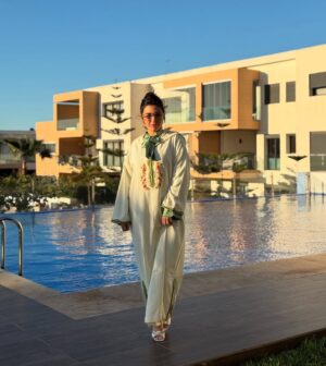 Farah El Fassi Instagram - كُلُّ شيءٍ يسير لِصالحك مهْما بَدا في نظرِك غيْر ذلِك، حكمةُ اللّهِ تتخطَّى فهْمك
No matter how it may seem to you, God's wisdom surpasses your understanding.
جلابة من الإبداع الغالية @elasri_styliste
