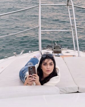 Farah El Fassi Instagram - “البحر يأخذ همومك مع كل موجة، ويعيد إليك الصفاء مع كل نسمة… استرخِ، فكل شيء سيمضي كما تفعل الأمواج.”
@ari_mas_5 ♥️
@mayra_tours ♥️
@novotel_burdubai ♥️
@diamond_agency_ma ♥️
#dubai ♥️