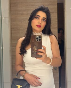Farah El Fassi Instagram - “مشاغبة الأخوات في السفر قصة لا تنتهي، من حقائب ممتلئة بأسرارهن إلى ضحكاتهن التي تملأ الطريق. هو شغب مليء بالحب يجعل كل رحلة مغامرة لا تُنسى، وكل محطة ذكرى تروى مدى الحياة.”
@hanane_3m دبا علاش كطل عليا ضياعتني فالتصويرة🤣
#happynewyear2025♥️🎆🎉✨🎈🌹💐❤️❤️❤️👌🤗🙌👏😘🥰❤️❤️❤️🧿💃💃💃