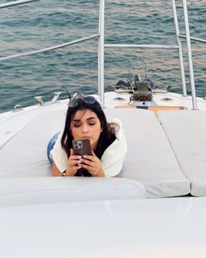 Farah El Fassi Instagram - “البحر يأخذ همومك مع كل موجة، ويعيد إليك الصفاء مع كل نسمة… استرخِ، فكل شيء سيمضي كما تفعل الأمواج.”
@ari_mas_5 ♥️
@mayra_tours ♥️
@novotel_burdubai ♥️
@diamond_agency_ma ♥️
#dubai ♥️
