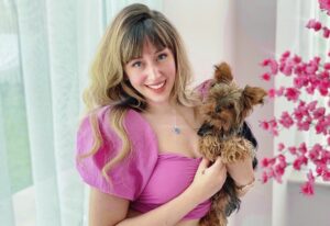 Farah El Zahed Instagram - “La vie en rose.”
Feeling a little pinky here! 🌷
🐾 Not all dogs are good boys, some are good girls 🐾

My favorite pet animal is a small puppy, so what is yours?!
Swipe left for a much cuter version with this dolly! 🐶