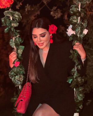 Fati Jamali Instagram - U know everything 🧚🏻‍♀️ 

📸 taken by @aminemortadaofficiel