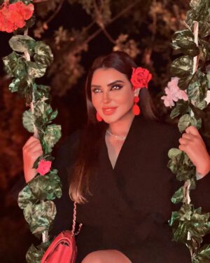 Fati Jamali Instagram - U know everything 🧚🏻‍♀️ 

📸 taken by @aminemortadaofficiel