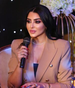 Fati Jamali Instagram - Energy is transferable.🧚🏻‍♀️
