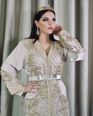 Fatima Zahra Qanboua Instagram - كم من شفاه تبتسم و عين تدمع كم من كتاب هزيل يحمل بين طياته ذهبا و علما ما كل أبيض شحم ولا كل أسود فحم ...و لا كل طير في السماء فرحا يطير ربما مذبوحا يرقص من الألم ...لا تنخدع
