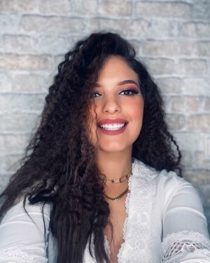 Fatima Zahra Qanboua Instagram - Life isn’t perfect…But my Hair is! 🤪🤪
Makeup : ma sista @q.hajar ❤️