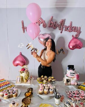 Fatima Zahra Qanboua Instagram - Je tiens à remercier tous mes précieux amis qui ont été présents pour moi hier à l'occasion de mon anniversaire . ❤️❤️❤️❤️ ❤️❤️ Cet anniversaire m’a vraiment donné l’occasion de réaliser a quelle point je suis chanceuse d’être entourée par de si adorables personnes . 
Merci à vous tous mes amis, mes fans et à ma famille qui m'ont souhaiter un joyeux anniversaire. Je vous aime tous ! Big hug🫂

@monsieur_prestige_traiteur 
@patissalma 
@cakes_by_souka
@suandshi.casablanca
@l__atelierdesdouceurs