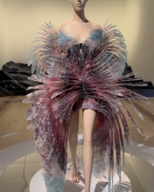 Fiona Xie Instagram - The Alchemy of @irisvanherpen @voguesingapore 

“I find beauty in the continual shaping of chaos which embodies the primordial power of nature’s performance,” Iris van Herpen once said—words that illuminated my understanding of her work at the nexus of ancient alchemy and @cern physics.

Her liminality is her genius. “I see technology as a tool to express the handwork better,” she explains, dissolving false binaries. When her kinetic structures breathe with the wearer, we witness her core philosophy: “Movement is my constant inspiration. Our human body is in continuous motion, as is everything around us.”

These undulating architectures manifest what philosopher Merleau-Ponty called “the flesh of the world”—the profound interconnectedness between perceiver and perceived. Her approach transforms rigid materials into liquid motion, embodying Bachelard’s insight that “matter is the unconsciousness of form.”

I remember showing my friend @grimes in that “Dune of Souls” creation at the met gala whispering “It would be a dream to wear these.” Then @voguesingapore @nat_tasha ‘s call came—Iris would dress me for the @artsciencemuseumsg retrospective. I swooned like a teenager locked lips in her first kiss. Manifestation is real. 

“Fashion is an expression of the zeitgeist, while couture is an expression of eternal beauty.” These words resonated as I stood transfixed clad in her “Architectonics” collection—embodying what Rilke meant by “living the questions” about our relationship with technology, philosophy, architecture, music, nature, and our bodies.

Draped in her vision, I understood: Iris van Herpen doesn’t design clothing. She designs portals to possibility itself.​​​​​​​​​​​​​​​​

Be transcended at @artsciencemuseumsg 
#IrisVanHerpen #ArtAndFashion #Metamorphosis​​​​​​​​​​​​​​​​ #Vogue