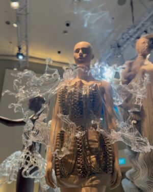 Fiona Xie Instagram - The Alchemy of @irisvanherpen @voguesingapore 

“I find beauty in the continual shaping of chaos which embodies the primordial power of nature’s performance,” Iris van Herpen once said—words that illuminated my understanding of her work at the nexus of ancient alchemy and @cern physics.

Her liminality is her genius. “I see technology as a tool to express the handwork better,” she explains, dissolving false binaries. When her kinetic structures breathe with the wearer, we witness her core philosophy: “Movement is my constant inspiration. Our human body is in continuous motion, as is everything around us.”

These undulating architectures manifest what philosopher Merleau-Ponty called “the flesh of the world”—the profound interconnectedness between perceiver and perceived. Her approach transforms rigid materials into liquid motion, embodying Bachelard’s insight that “matter is the unconsciousness of form.”

I remember showing my friend @grimes in that “Dune of Souls” creation at the met gala whispering “It would be a dream to wear these.” Then @voguesingapore @nat_tasha ‘s call came—Iris would dress me for the @artsciencemuseumsg retrospective. I swooned like a teenager locked lips in her first kiss. Manifestation is real. 

“Fashion is an expression of the zeitgeist, while couture is an expression of eternal beauty.” These words resonated as I stood transfixed clad in her “Architectonics” collection—embodying what Rilke meant by “living the questions” about our relationship with technology, philosophy, architecture, music, nature, and our bodies.

Draped in her vision, I understood: Iris van Herpen doesn’t design clothing. She designs portals to possibility itself.​​​​​​​​​​​​​​​​

Be transcended at @artsciencemuseumsg 
#IrisVanHerpen #ArtAndFashion #Metamorphosis​​​​​​​​​​​​​​​​ #Vogue