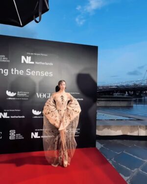 Fiona Xie Instagram - The Alchemy of @irisvanherpen @voguesingapore 

“I find beauty in the continual shaping of chaos which embodies the primordial power of nature’s performance,” Iris van Herpen once said—words that illuminated my understanding of her work at the nexus of ancient alchemy and @cern physics.

Her liminality is her genius. “I see technology as a tool to express the handwork better,” she explains, dissolving false binaries. When her kinetic structures breathe with the wearer, we witness her core philosophy: “Movement is my constant inspiration. Our human body is in continuous motion, as is everything around us.”

These undulating architectures manifest what philosopher Merleau-Ponty called “the flesh of the world”—the profound interconnectedness between perceiver and perceived. Her approach transforms rigid materials into liquid motion, embodying Bachelard’s insight that “matter is the unconsciousness of form.”

I remember showing my friend @grimes in that “Dune of Souls” creation at the met gala whispering “It would be a dream to wear these.” Then @voguesingapore @nat_tasha ‘s call came—Iris would dress me for the @artsciencemuseumsg retrospective. I swooned like a teenager locked lips in her first kiss. Manifestation is real. 

“Fashion is an expression of the zeitgeist, while couture is an expression of eternal beauty.” These words resonated as I stood transfixed clad in her “Architectonics” collection—embodying what Rilke meant by “living the questions” about our relationship with technology, philosophy, architecture, music, nature, and our bodies.

Draped in her vision, I understood: Iris van Herpen doesn’t design clothing. She designs portals to possibility itself.​​​​​​​​​​​​​​​​

Be transcended at @artsciencemuseumsg 
#IrisVanHerpen #ArtAndFashion #Metamorphosis​​​​​​​​​​​​​​​​ #Vogue