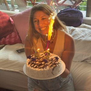 Florencia Bertotti Instagram - Mis cumples felices.
Gracias vida.
💛💫🙌🏻✨🎂☀️