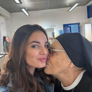 Francesca Chillemi Instagram - Bentornata @valeria_fabrizi_officialpage 
Ci vediamo questa sera con #CheDioCiAiuti8 su Rai 1 🤍