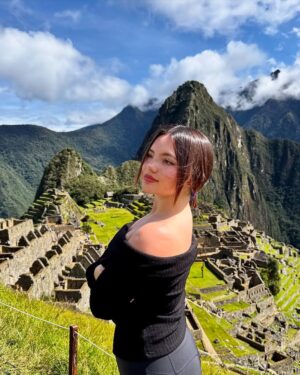 Francisca Aronsson Instagram - Machu Picchu (Cusco)  es un destino mágico, lleno de historia, cultura y paisajes inolvidables. La ciudadela inca ubicada a 2,430 metros sobre el valle del río Urubamba es realmente impresionante y única. Tenemos en el Perú  una de las maravillas del mundo !.

 Si vienes a Machu Picchu, prepárate para vivir una aventura única y si has venido me gustara leer sus impresiones. Espero  volver siempre aquí porque estoy siendo feliz ❤️

#amor #MachuPicchu #Cusco