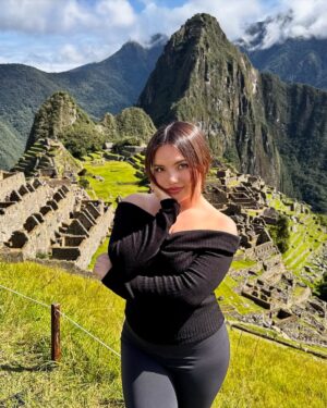 Francisca Aronsson Instagram - Machu Picchu (Cusco)  es un destino mágico, lleno de historia, cultura y paisajes inolvidables. La ciudadela inca ubicada a 2,430 metros sobre el valle del río Urubamba es realmente impresionante y única. Tenemos en el Perú  una de las maravillas del mundo !.

 Si vienes a Machu Picchu, prepárate para vivir una aventura única y si has venido me gustara leer sus impresiones. Espero  volver siempre aquí porque estoy siendo feliz ❤️

#amor #MachuPicchu #Cusco