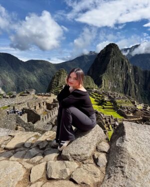 Francisca Aronsson Instagram - Machu Picchu (Cusco)  es un destino mágico, lleno de historia, cultura y paisajes inolvidables. La ciudadela inca ubicada a 2,430 metros sobre el valle del río Urubamba es realmente impresionante y única. Tenemos en el Perú  una de las maravillas del mundo !.

 Si vienes a Machu Picchu, prepárate para vivir una aventura única y si has venido me gustara leer sus impresiones. Espero  volver siempre aquí porque estoy siendo feliz ❤️

#amor #MachuPicchu #Cusco
