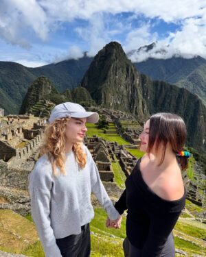 Francisca Aronsson Instagram - Machu Picchu (Cusco)  es un destino mágico, lleno de historia, cultura y paisajes inolvidables. La ciudadela inca ubicada a 2,430 metros sobre el valle del río Urubamba es realmente impresionante y única. Tenemos en el Perú  una de las maravillas del mundo !.

 Si vienes a Machu Picchu, prepárate para vivir una aventura única y si has venido me gustara leer sus impresiones. Espero  volver siempre aquí porque estoy siendo feliz ❤️

#amor #MachuPicchu #Cusco