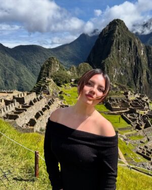 Francisca Aronsson Instagram - Machu Picchu (Cusco)  es un destino mágico, lleno de historia, cultura y paisajes inolvidables. La ciudadela inca ubicada a 2,430 metros sobre el valle del río Urubamba es realmente impresionante y única. Tenemos en el Perú  una de las maravillas del mundo !.

 Si vienes a Machu Picchu, prepárate para vivir una aventura única y si has venido me gustara leer sus impresiones. Espero  volver siempre aquí porque estoy siendo feliz ❤️

#amor #MachuPicchu #Cusco