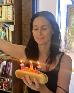 Francisca Valenzuela Instagram - muchas gracias x todo el amor cumpleañero 💕 ayer no pude conectarme xq ando con gripe pero eso no impidió comer completos cumpleañeros en pijama :) muy feliz y agradecida, amo estar viva y vivir mi vida año a año

gracias a ustedes x conectar y crecer conmigo 💝