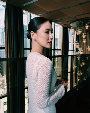 Fujii Karen Instagram - 素敵なヘアメイク。
髪の毛を綺麗にまとめるコツを教えてもらったので最近練習中🤍

Thank you. @tomoca13 🕊️
