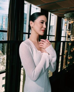 Fujii Karen Instagram - 素敵なヘアメイク。
髪の毛を綺麗にまとめるコツを教えてもらったので最近練習中🤍

Thank you. @tomoca13 🕊️