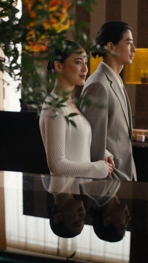 Fujii Karen Instagram - どれにしましょう？　　　　　　　　　　　　　　　　　　　　　　　　　　　　　　　　　　　　　　　　
目の前に並ぶ美しいチョコレート・ジェムズ。ワクワクしながら、藤井夏恋さんとYUさんが選んだのは…？夏恋さんは、「パッションフルーツ カモミール」、YUさんが選んだのは、「アプリコット バーベナ」でした。

春の訪れを感じるフレーバー、それぞれの想いを込めた贈り物です。あなたならどれを選びますか。

Which one will they choose?
A stunning selection of chocolate gems lies before them. With excitement in the air, Karen & Yu make their picks… Karen chooses "Passion Fruit Chamomile," while Yu selects "Apricot Verbena."

Flavors that capture the essence of spring—each a heartfelt gift.
Which one would you choose?

#Bvlgariilcioccolato #tokyochocolate #chocolategems #HappySpringGift
@fujiikaren_official @yu_idlms @bvlgarihotels @gianlucafusto