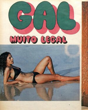 Gal Costa Instagram - 📸 Há exatos 54 anos, em 7 de abril de 1971, Gal Costa estampava a capa da revista O Cruzeiro — uma das publicações mais importantes na época: 

“O bronzeado da pele: garantia do sol de Ipanema, das 11 às 4 da tarde, castigando firme todos os dias, religiosamente, durante o verão. A esbeltez cultivada a pulso: só uma refeição diária, sem doces, gorduras ou bebidas. O regime foi seguido à risca, por Gal Costa, mesmo na temporada do Opinião, onde queimou calorias, num show incrementadíssimo.
O público vibrou com Gal mais magra, o cabelo arrepiado, correndo pelo palco, movimentando o corpo, explosiva. De repente, quieta, suave, a saia de cetim branco, o vestido negro transparente, a sandália de tiras, o tamanco: um desafio. “Eu não tenho medo de mudar, gosto do novo e encaro os possíveis erros de frente, porque sei que só assim se pode criar. Não posso ficar parada e achei a fórmula de sucesso: parto para outras. Meu caminho é feito de descobertas e sou feliz assim.” Gal, agora no show do Veredas, em São Paulo, receia perder a cor conseguida a custo. “Durante esta temporada terei pouco tempo para ir ao Rio, mas foi bom o meu primeiro verão em Ipanema: fui sempre à praia, tranquila. As pessoas são bacanas, olham,
às vezes dão um alô, mas nos deixam à vontade. Com Caetano, foi a mesma coisa. Talvez seja porque a gente não se esconde”. Depois da temporada de São Paulo, Gal Costa fará outra em BH, antes de regressar ao Rio, à sua vida tranquila, ao seu apartamento de Ipanema, que é a parte de cima de uma casa branca, com janelas azuis, cheia de flores, lindas. As brincadeiras com Joplin, uma cadelinha muito louca, e à companhia de Mariá, sua mãe, com quem vive, recebendo pouquíssimos amigos - gente que gosta de Gal assim como ela é: uma pessoa extremamente pacata, livre, sem rancores. Em seguida, a gravação de um disco em Londres. E para lá que pretende ir em julho, e provavelmente para a Africa e o resto da Europa. Depois do sucesso no Brasil, vale a tentativa de vencer lá fora, e relembrar o verão de Ipanema, mantendo aquele regime que teve o dom de torná-la mais elástica aos olhos dos seus admiradores.”

#GalCosta #EquipeGal