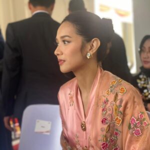 Gista Putri Instagram - Merayakan HUT Republik Indonesia ke-78 dengan berpakaian adat dari karya Mama Ghea Pangabean @gheafashionstudio @gheapanggabeanprivate🇮🇩
