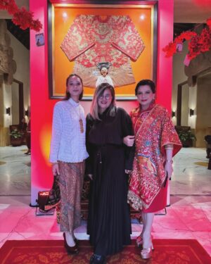 Gista Putri Instagram - Berkebaya Vintage Peranakan yang umurnya puluhan tahun untuk perayaan Cap Go Meh @wbi.foundation Terima kasih mas @chandrapitok untuk kebaya cantiknya😊
