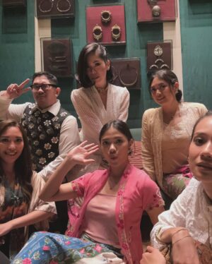 Gista Putri Instagram - Berkebaya Vintage Peranakan yang umurnya puluhan tahun untuk perayaan Cap Go Meh @wbi.foundation Terima kasih mas @chandrapitok untuk kebaya cantiknya😊